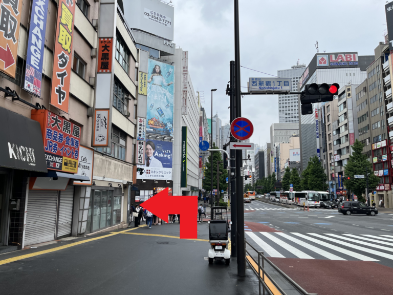 西新宿１丁目の交差点を左折します.