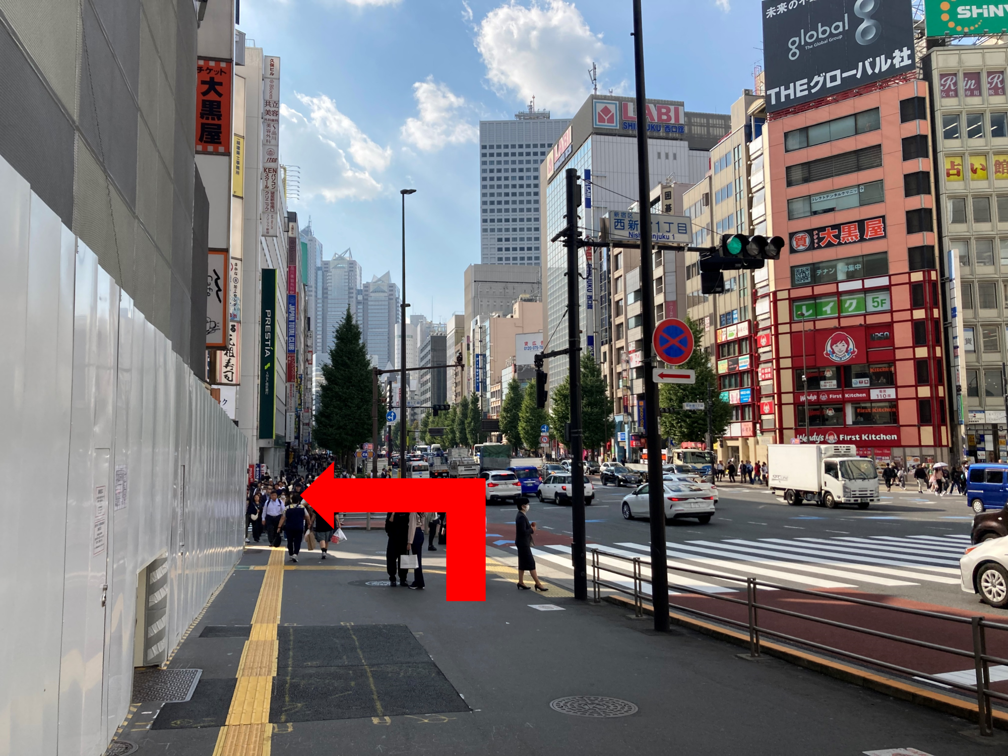 西新宿１丁目の交差点を左折します.